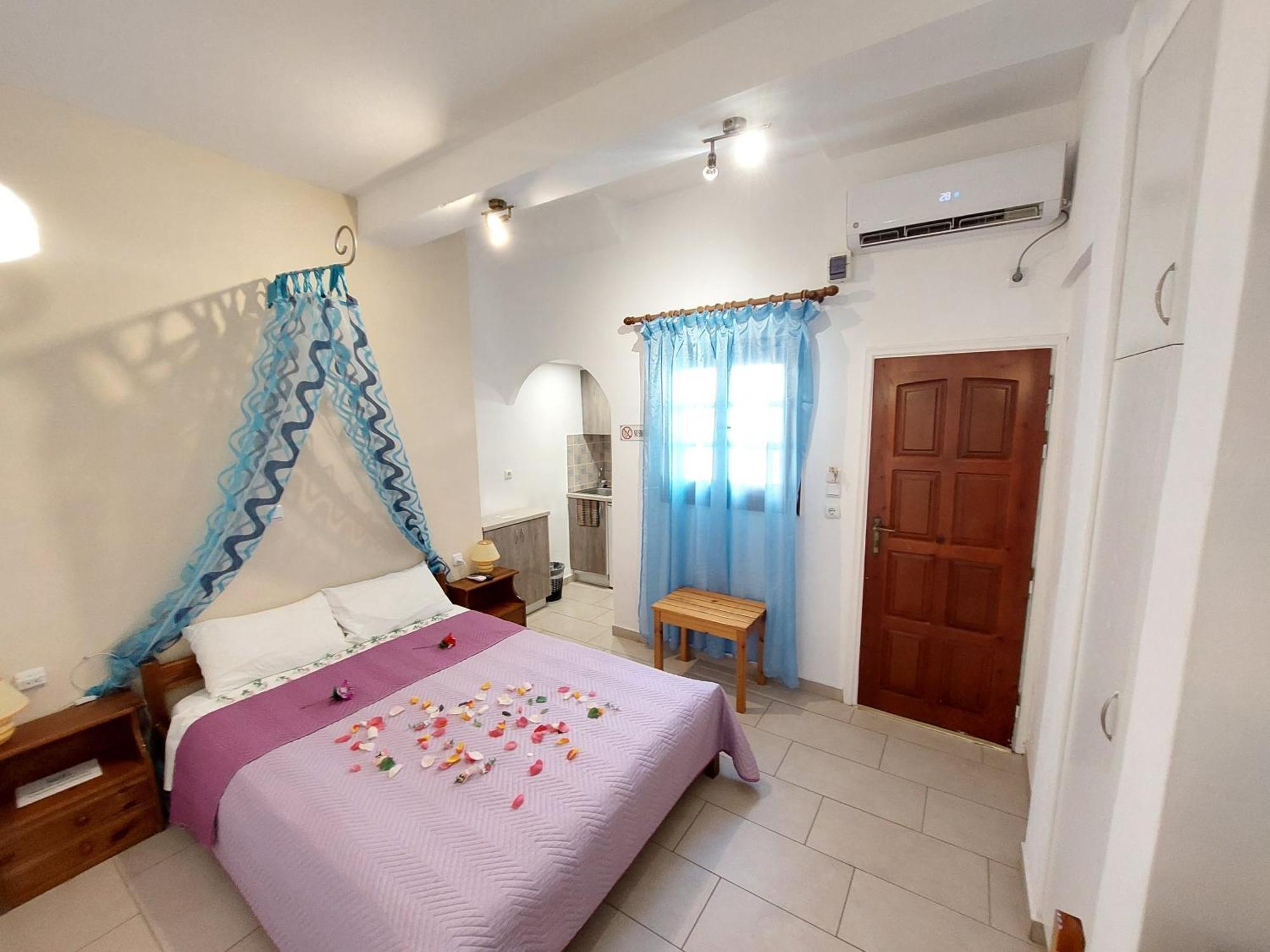 Evelina A Breath Away From The Black Offer Plenty Of Type To Every Traveler's Needs-economic Rooms-thematic Rooms-design Rooms-kitchenette Rooms-studios-small Перисса