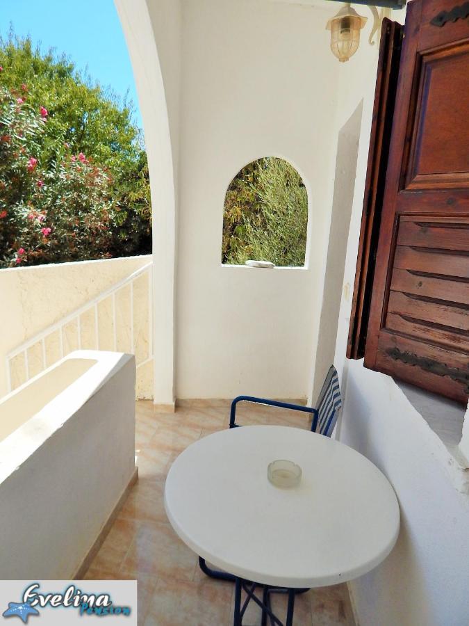 Evelina Pension: Diverse Near Black Perissa (Santorini)