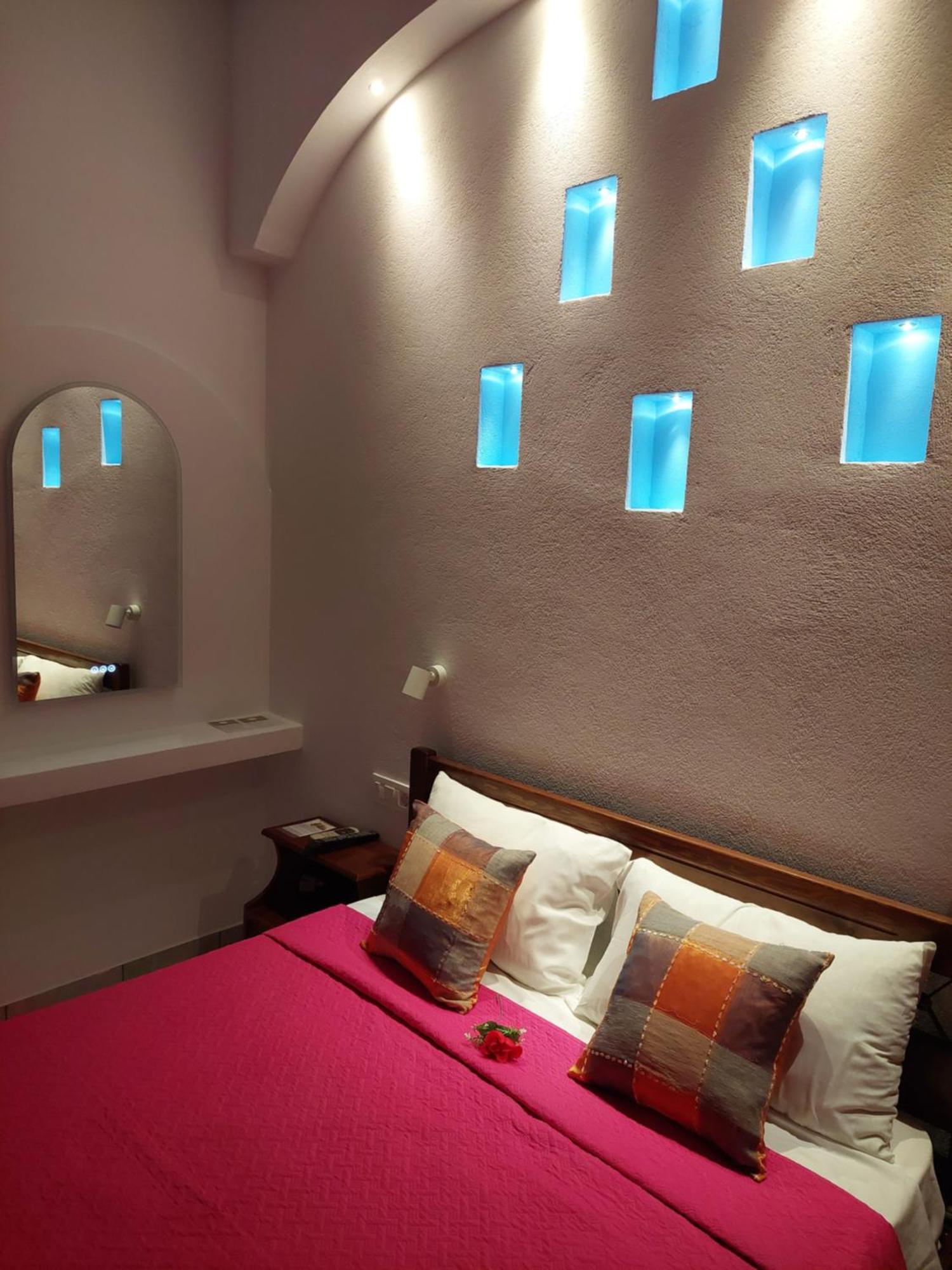 Evelina Pension: Diverse Near Black Perissa (Santorini)