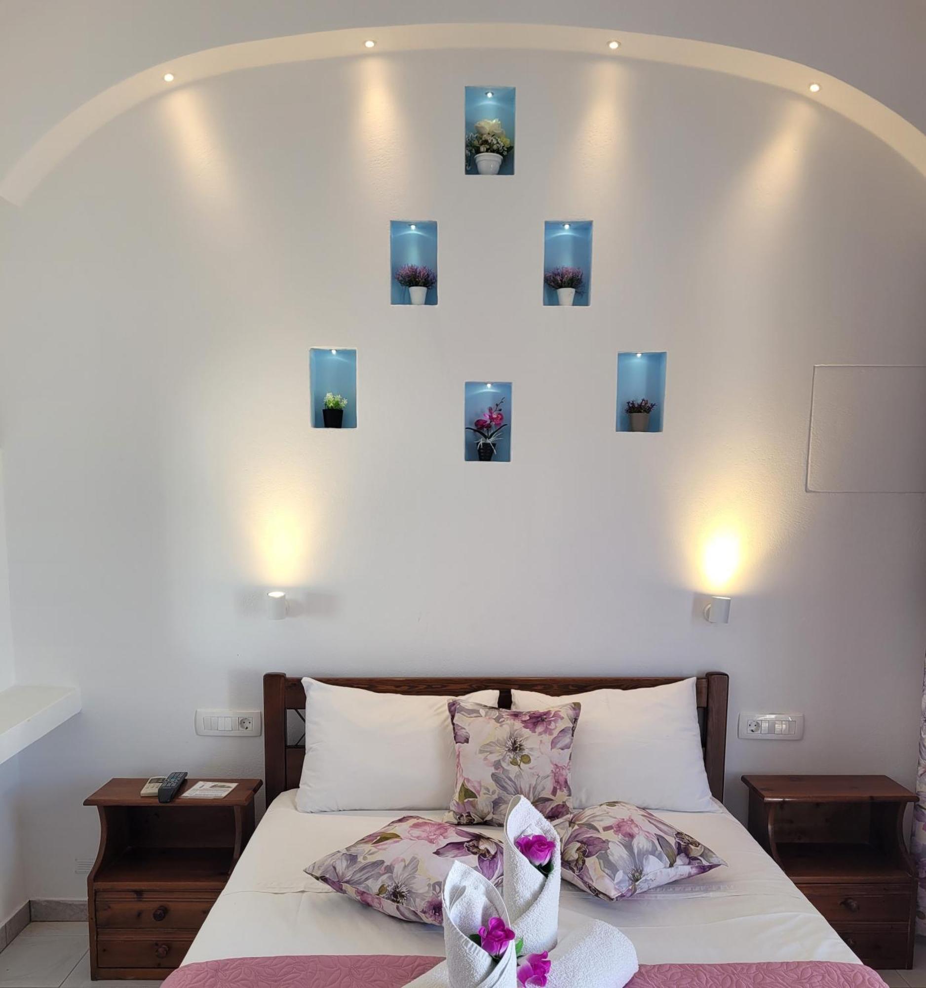 Evelina Pension: Diverse Near Black